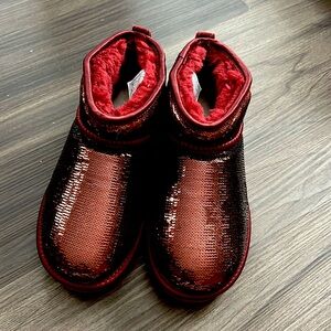 NWOT UGG short booties